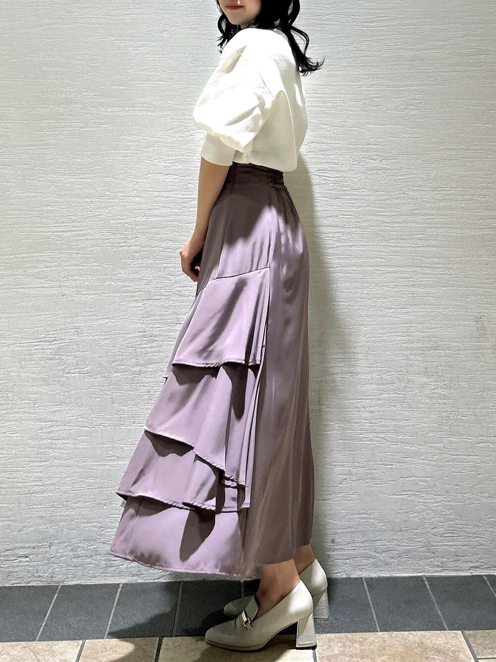 ホワイト系のローファー、ホワイト系のカーディガン/ボレロ、ピンク系のスカートを着用したレディースの秋コーディネートの4枚目の写真