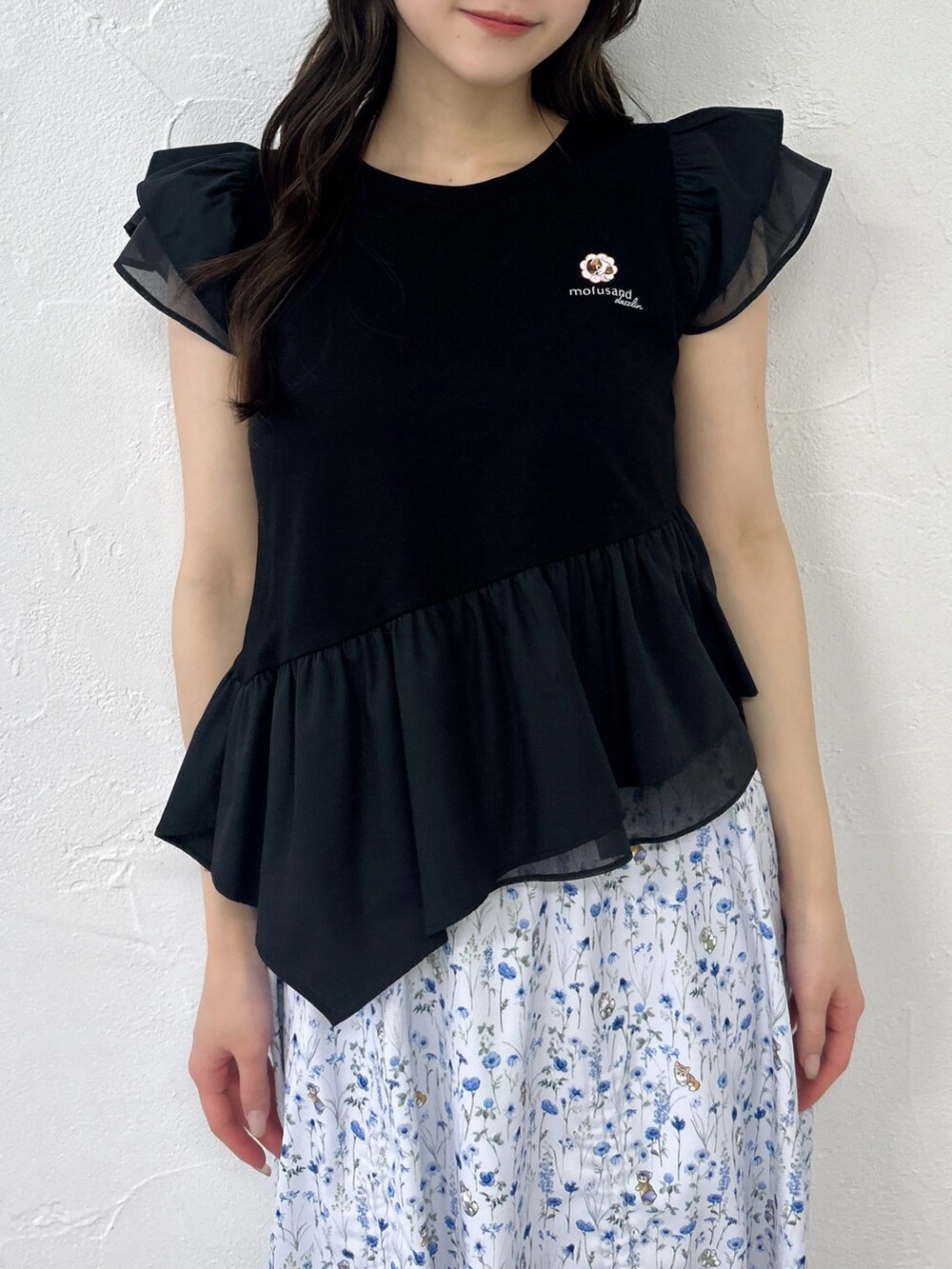ブラック系のTシャツ/カットソー、ブルー系のスカート、ブラック系のサンダルを着用したレディースの春コーディネートの6枚目の写真