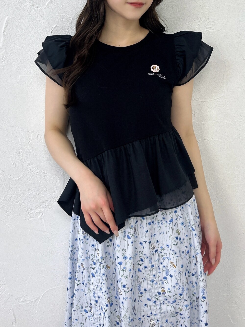 ブラック系のTシャツ/カットソー、ブルー系のスカート、ブラック系のサンダルを着用したレディースの春コーディネートの7枚目の写真