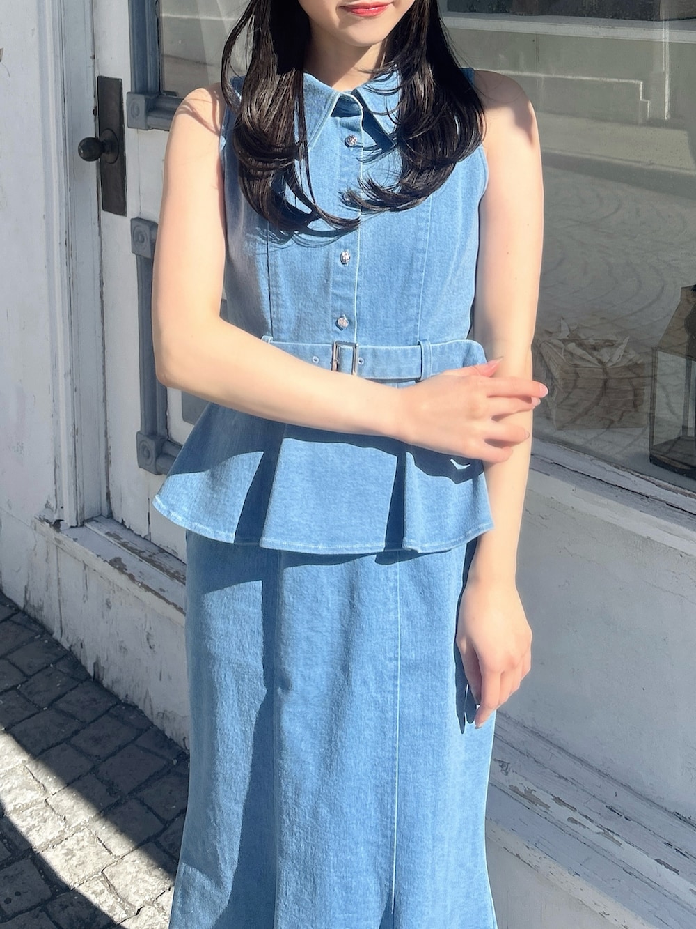 ブルー系のワンピース、ホワイト系のサンダル、イエロー系のハンドバッグを着用したレディースの春コーディネートの7枚目の写真