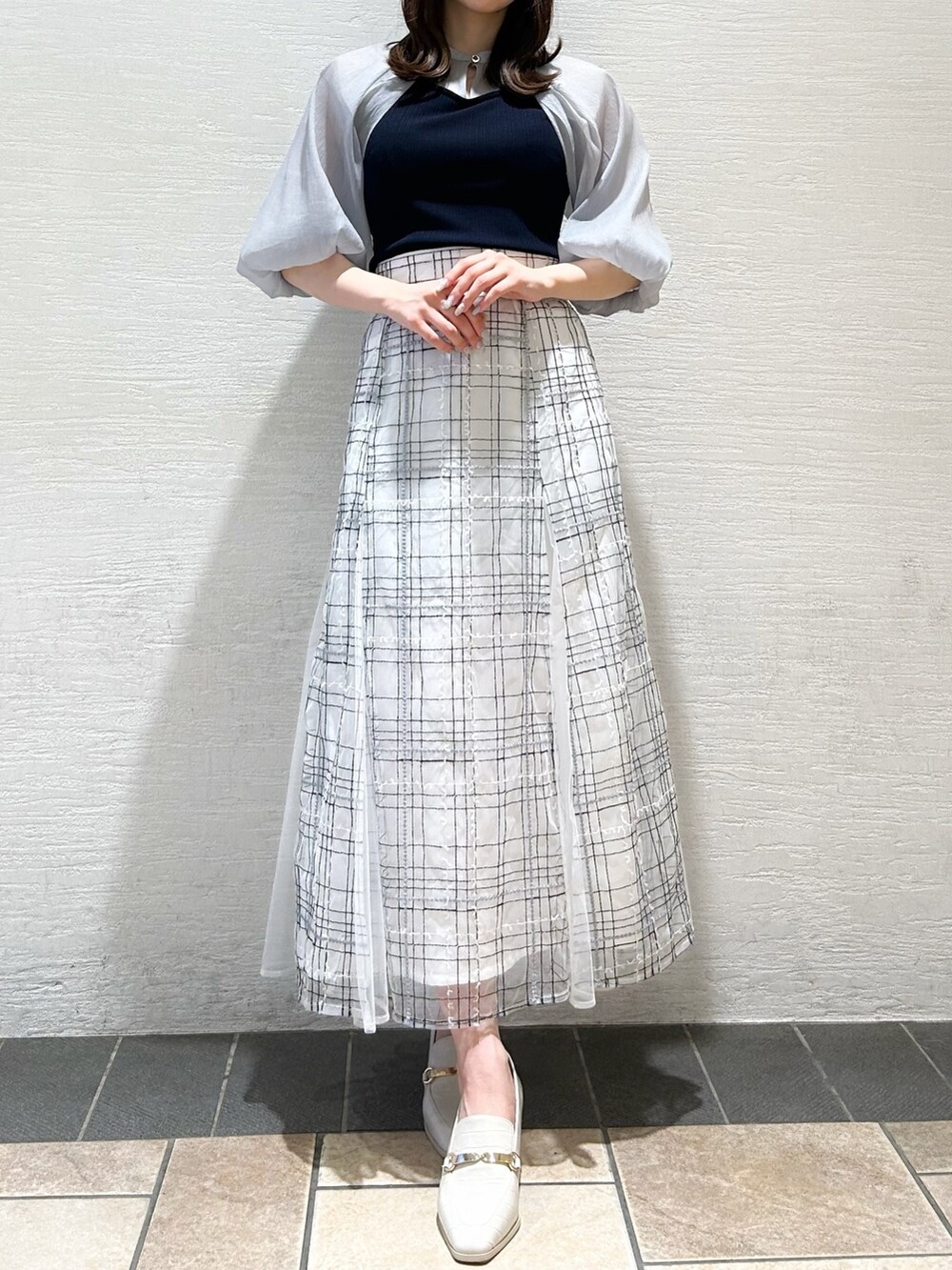 「dazzlin、ダズリン、大人コーデ、お出かけコーデ、爽やかコーデ、ブラウス、バルーンスリーブ、バイカラー、フレアスカート、シアースカート、刺繍、エンブロイダリー、チェック、チェックスカート、ローファー」｜「dazzlinのエンブロイダリーツイードライクシアースカート（スカート、ホワイト系）」を使った、kahoさん（レディース・154cm）の秋コーディネートの2枚目の写真