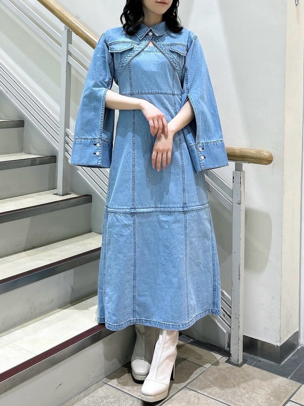 ブルー系のワンピース、ホワイト系のブーツを着用したレディースの春コーディネートの2枚目の写真