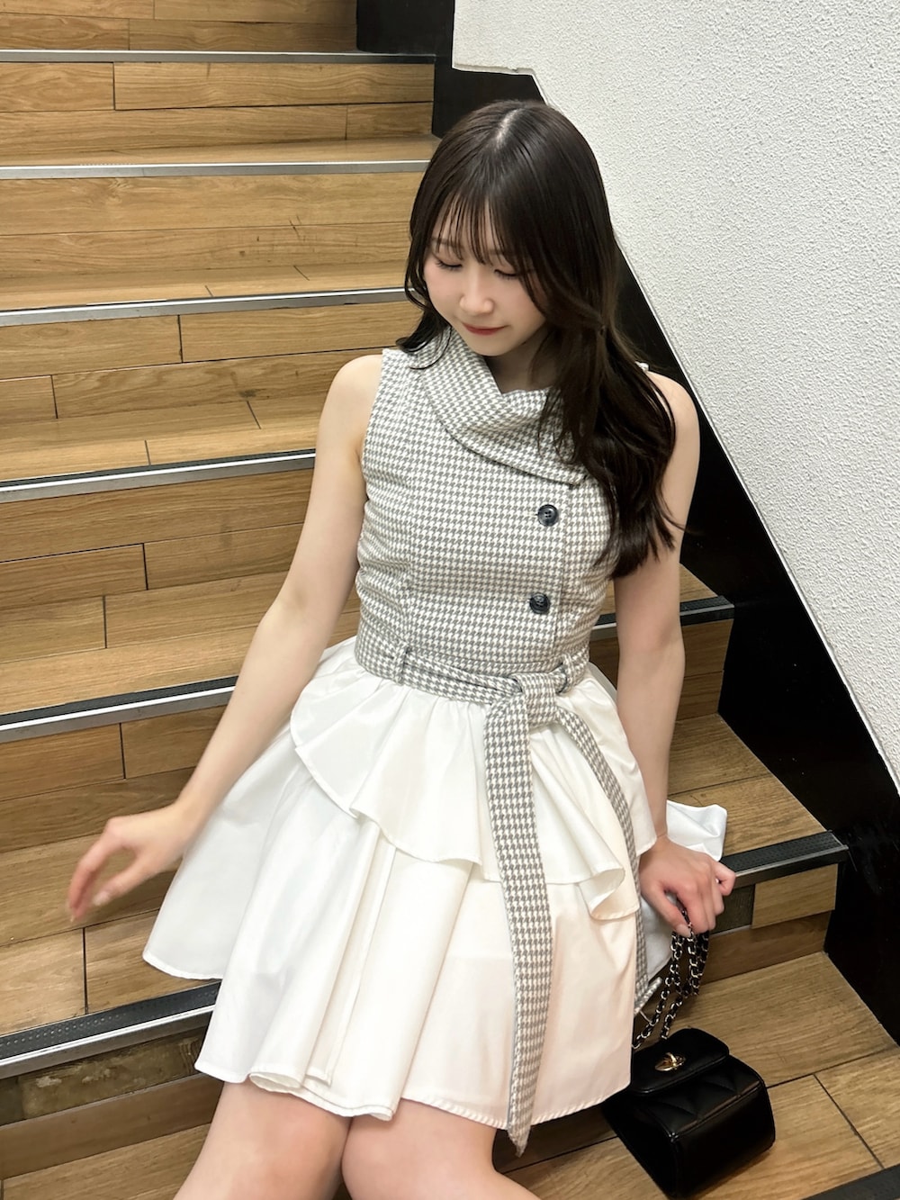 グレー系のワンピースを着用したレディースの夏コーディネートの5枚目の写真