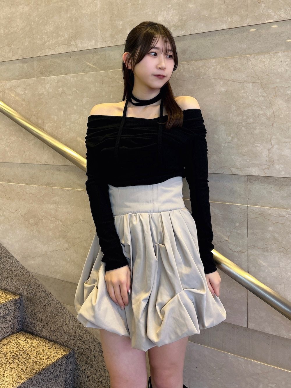 ブラック系のTシャツ/カットソー、ベージュ系のスカート、その他のブーツを着用したレディースの冬コーディネートの5枚目の写真