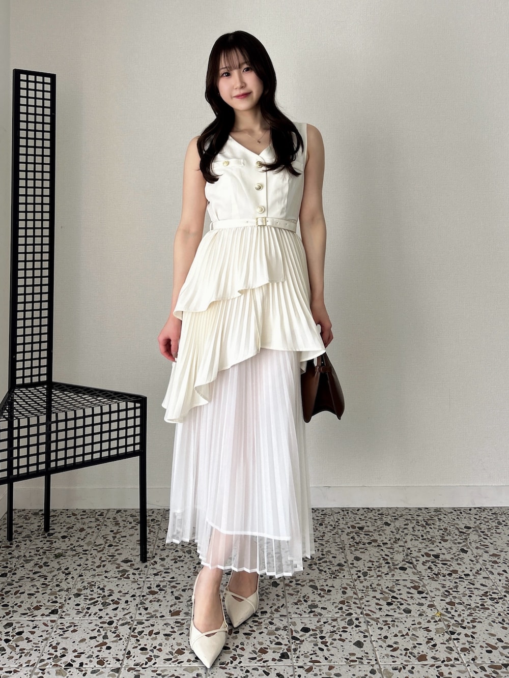 ホワイト系のワンピースを着用したレディースの春コーディネートの3枚目の写真