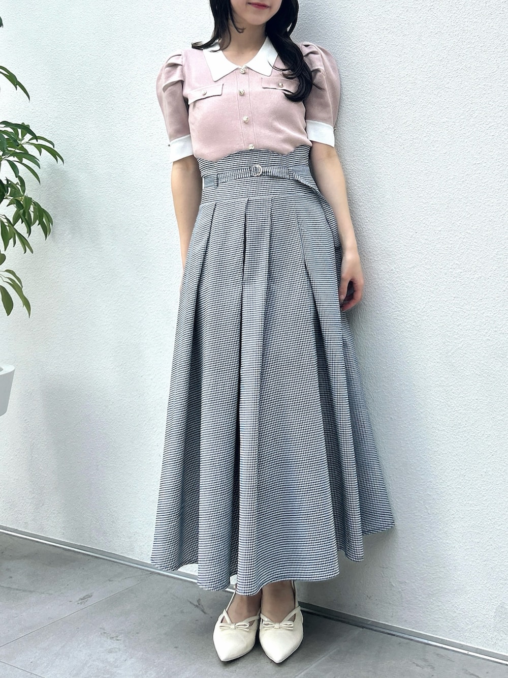 ピンク系のニット/セーター、その他のスカートを着用したレディースの冬コーディネートの4枚目の写真