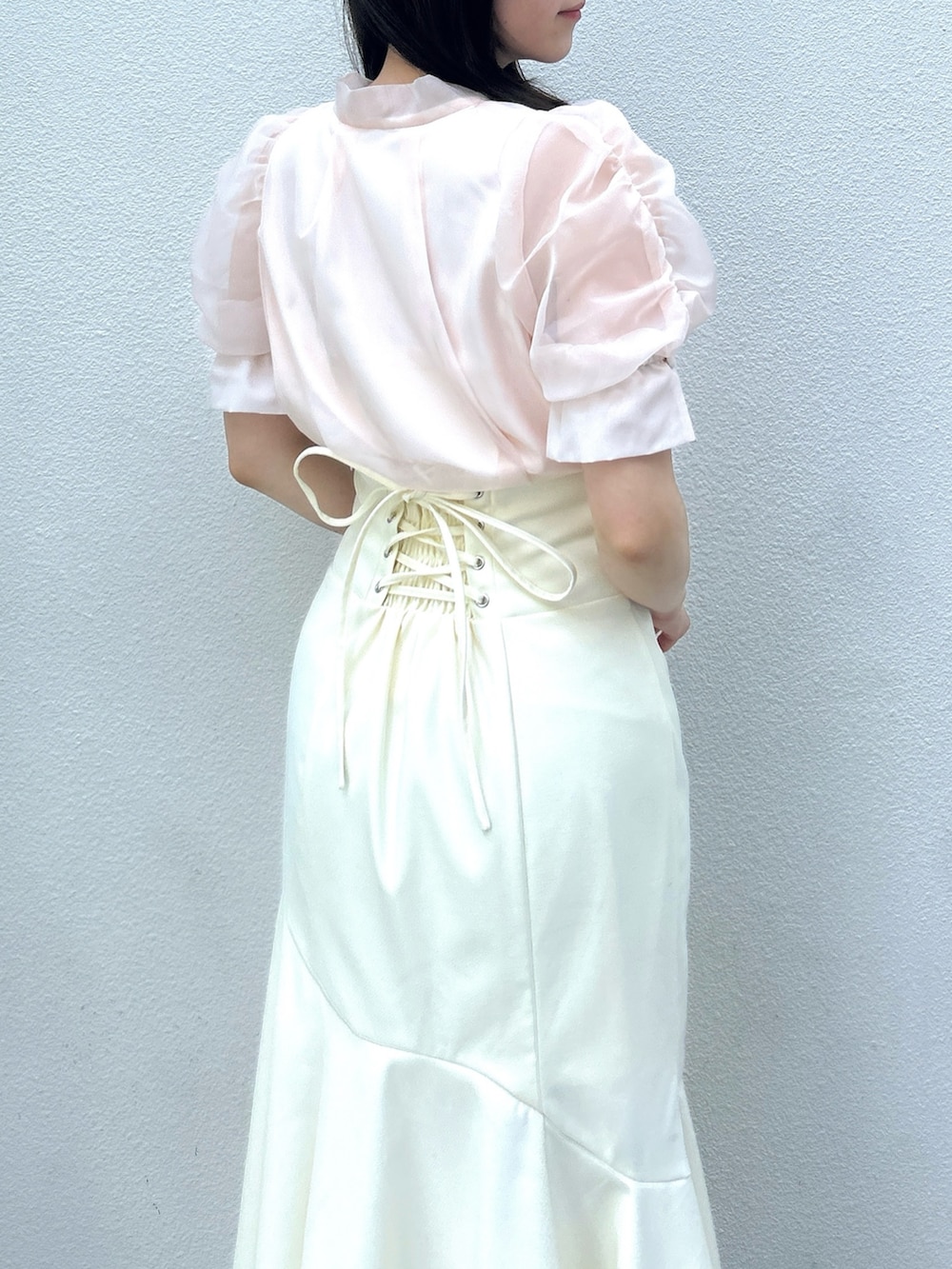 ピンク系のシャツ/ブラウス、ホワイト系のスカート、ホワイト系のサンダルを着用したレディースの春コーディネートの9枚目の写真