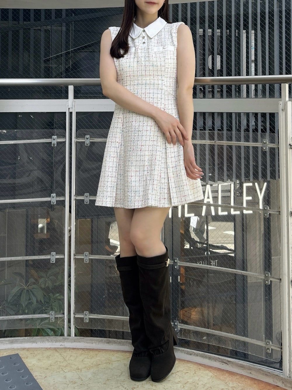 ホワイト系のワンピース、ブラウン系のブーツを着用したレディースの秋コーディネートの3枚目の写真