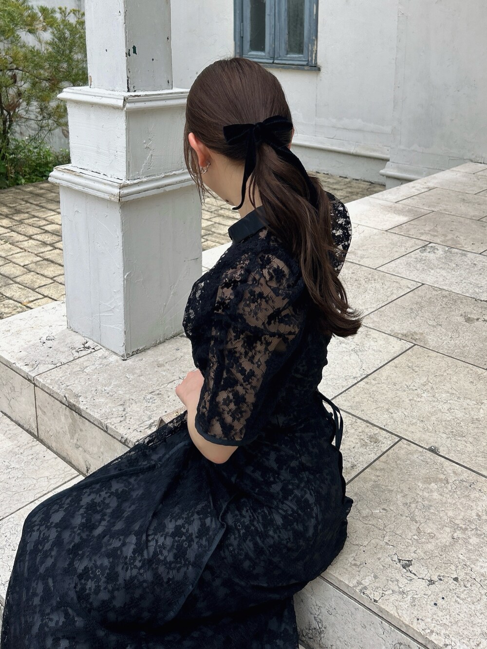 ブラック系のドレスを着用したレディースの夏コーディネートの10枚目の写真