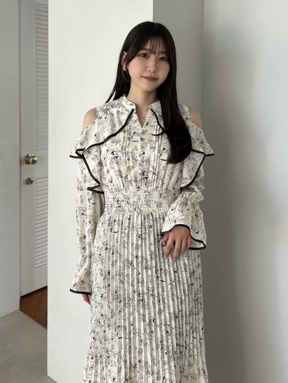 ホワイト系のワンピース、ブラウン系のパンプスを着用したレディースの秋コーディネートの6枚目の写真