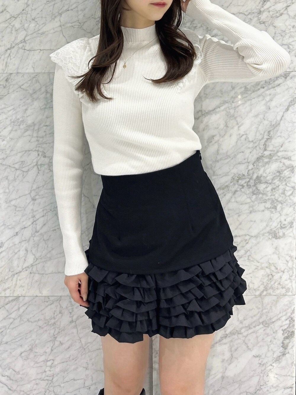 その他のブーツ、ブラック系のその他パンツ、ホワイト系のニット/セーターを着用したレディースの秋コーディネートの6枚目の写真