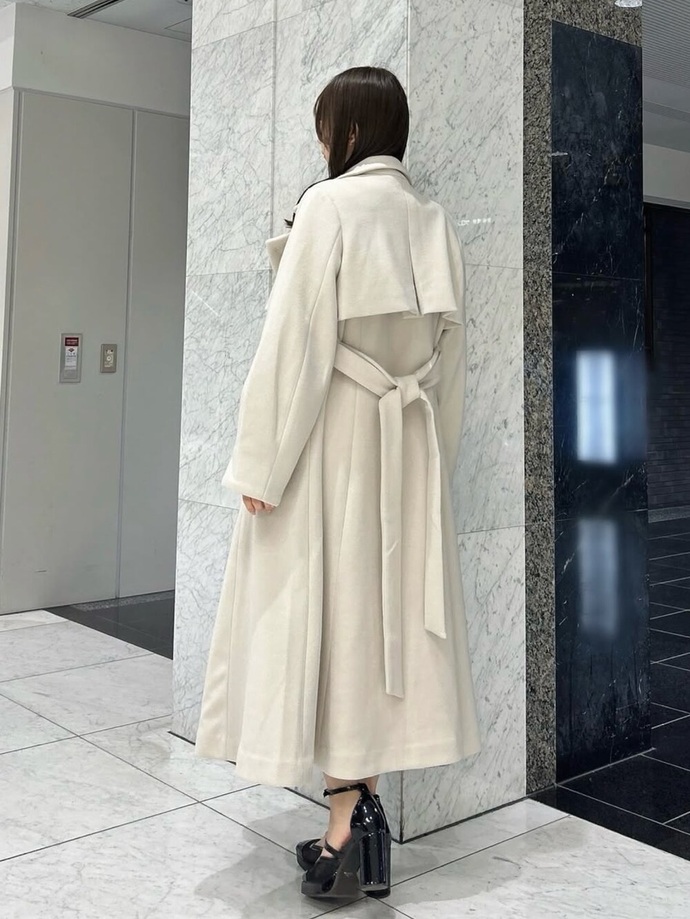 ホワイト系のその他アウター、ホワイト系のその他アウター、グレー系のドレスを着用したレディースの冬コーディネートの3枚目の写真