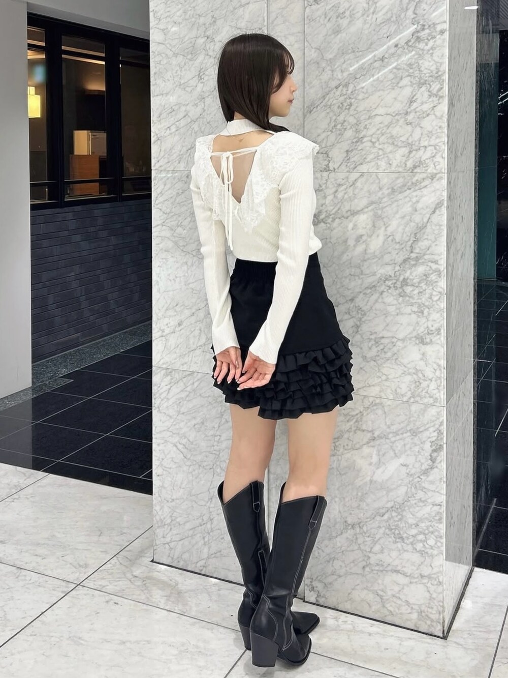 その他のブーツ、ブラック系のその他パンツ、ホワイト系のニット/セーターを着用したレディースの秋コーディネートの4枚目の写真