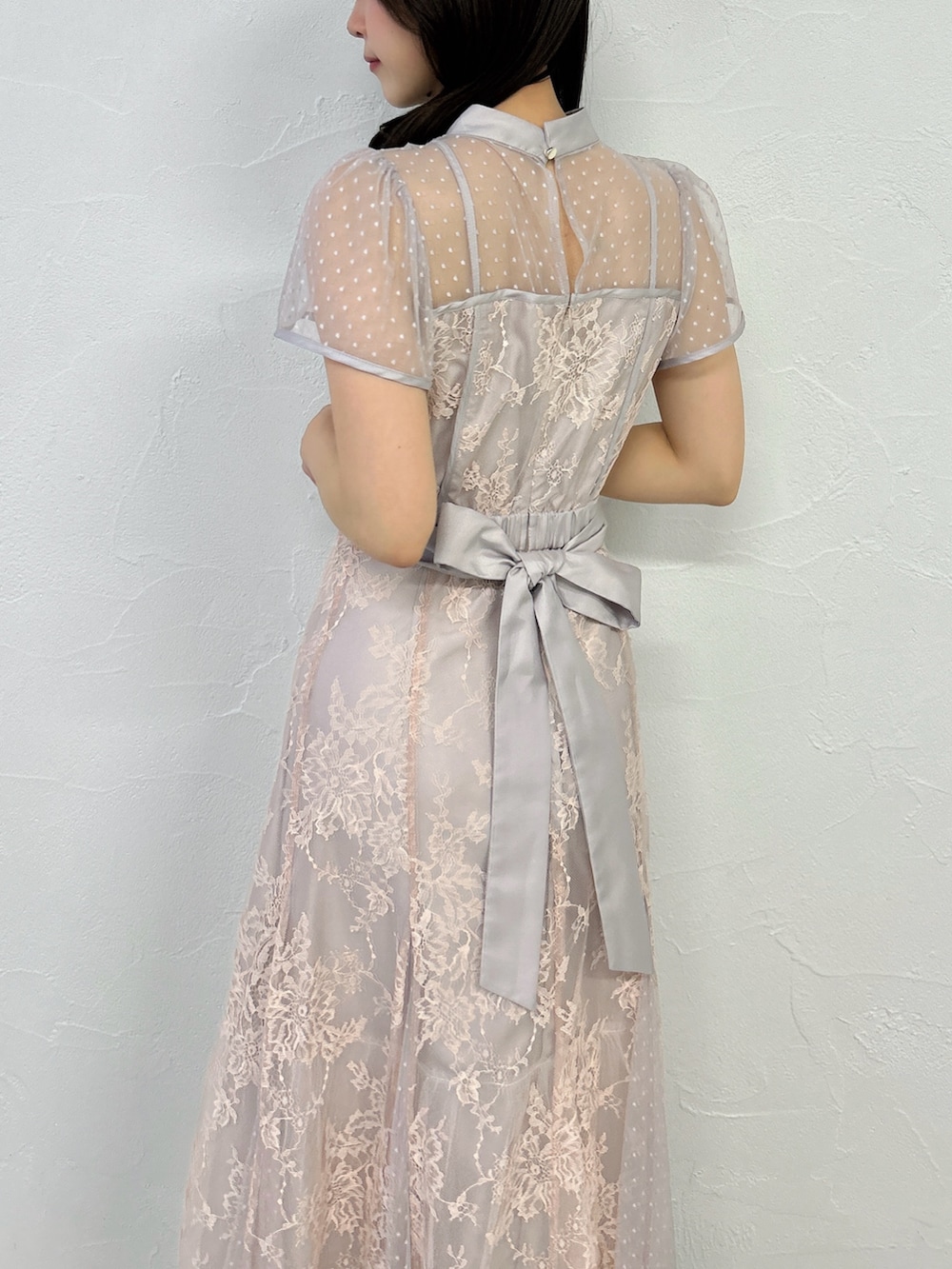 ピンク系のドレスを着用したレディースの冬コーディネートの9枚目の写真