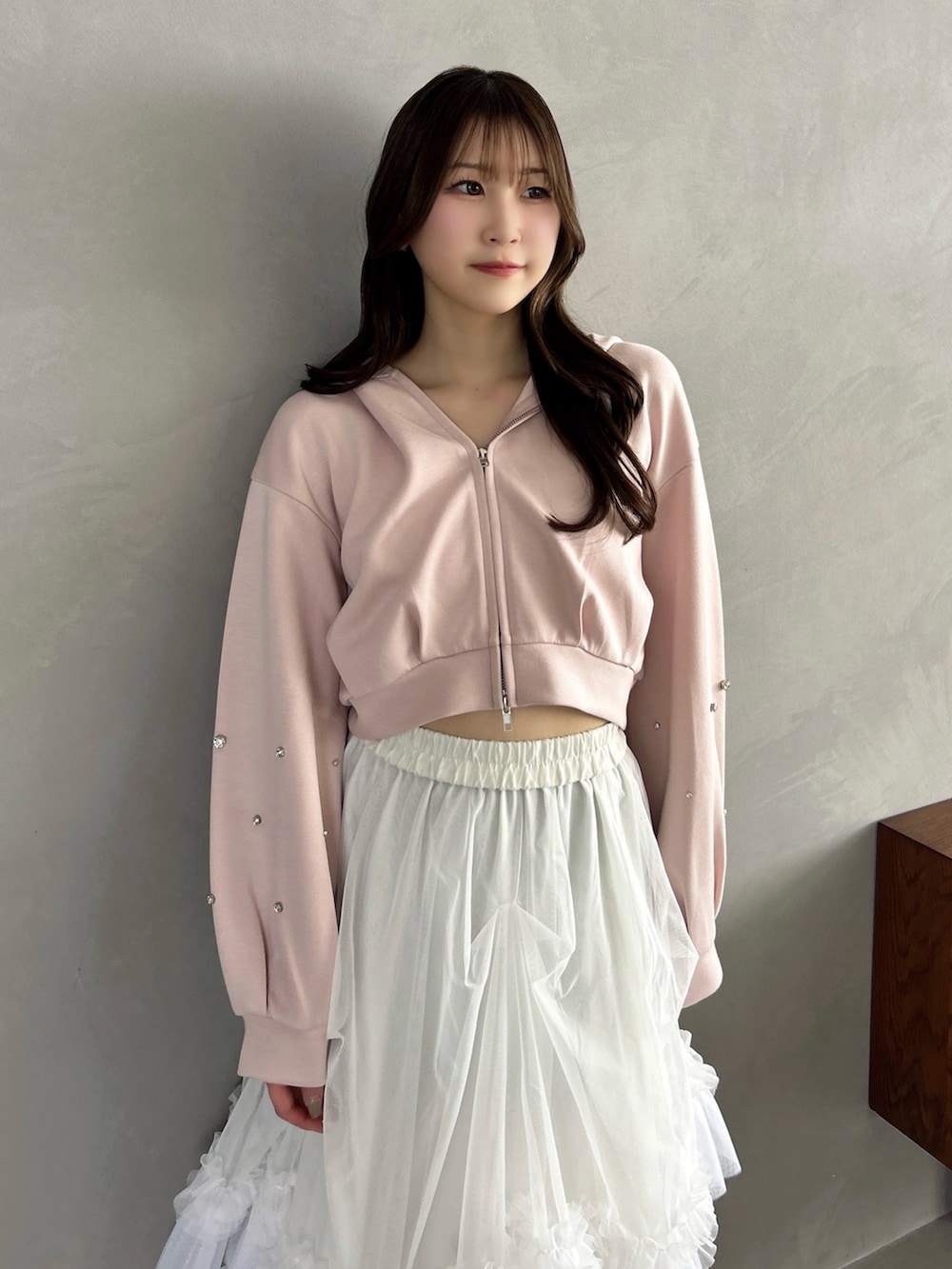 ホワイト系のスカート、ホワイト系のパンプス、ピンク系のTシャツ/カットソーを着用したレディースの春コーディネートの8枚目の写真