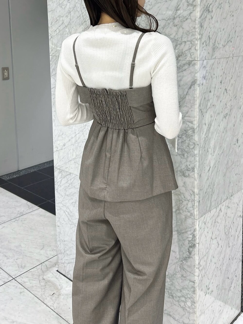 ホワイト系のニット/セーター、ブラウン系のつなぎ/オールインワン、その他のブーツを着用したレディースの冬コーディネートの7枚目の写真