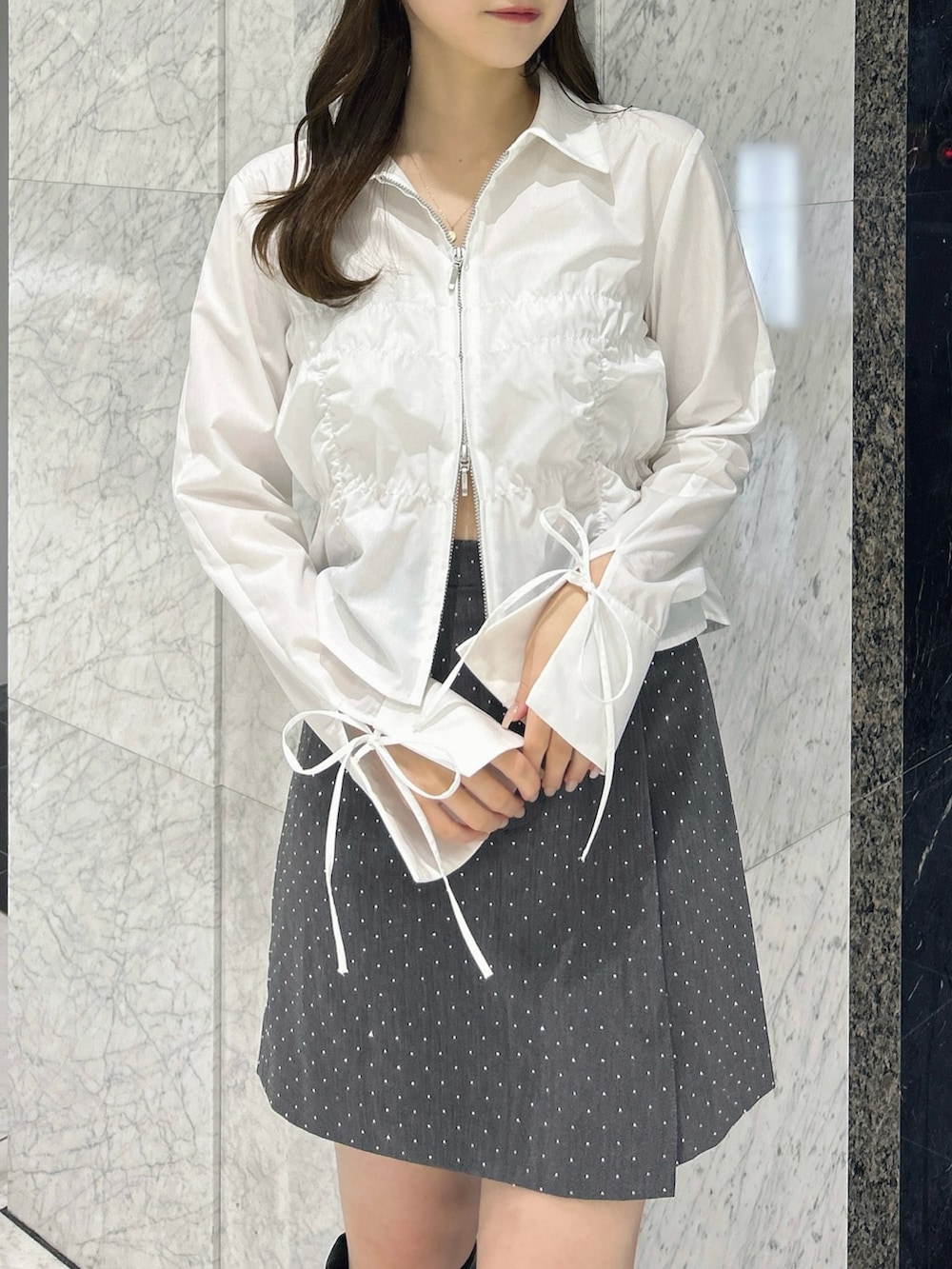 ホワイト系のシャツ/ブラウス、その他のスカート、ブラック系のブーツを着用したレディースの春コーディネートの9枚目の写真