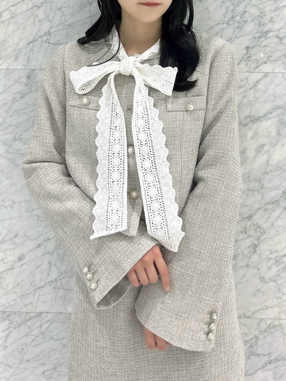 その他のブーツ、グレー系のスカート、グレー系のノーカラージャケットを着用したレディースの秋コーディネートの7枚目の写真