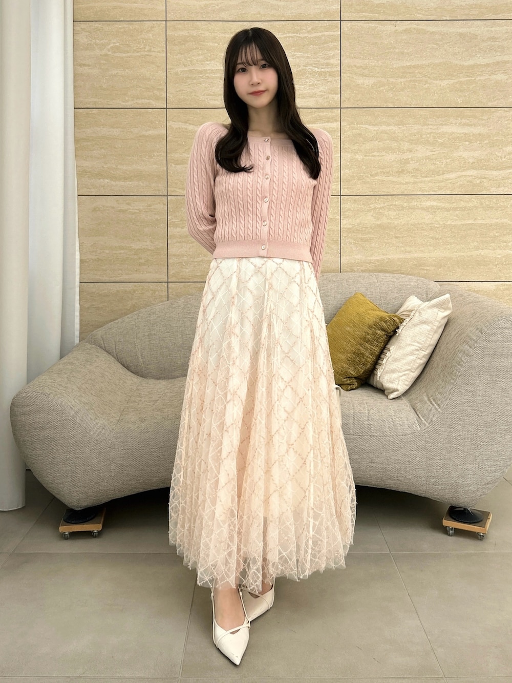 ピンク系のニット/セーター、ピンク系のスカートを着用したレディースの秋コーディネートの2枚目の写真