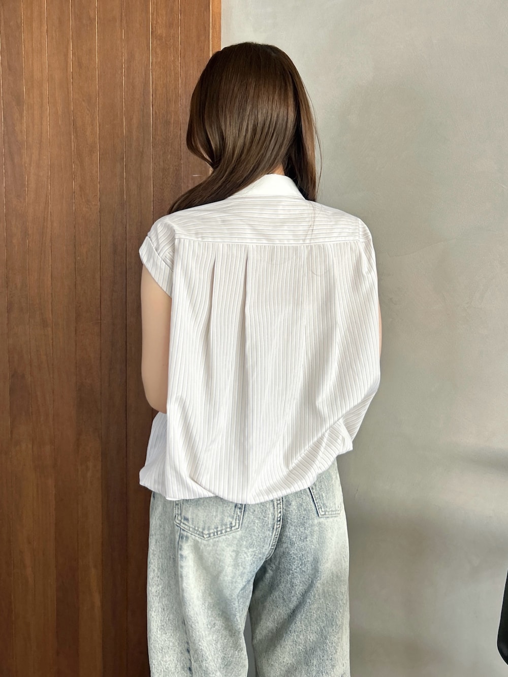 ホワイト系のシャツ/ブラウス、ブルー系のデニムパンツ、ブラウン系のハンドバッグを着用したレディースの春コーディネートの9枚目の写真