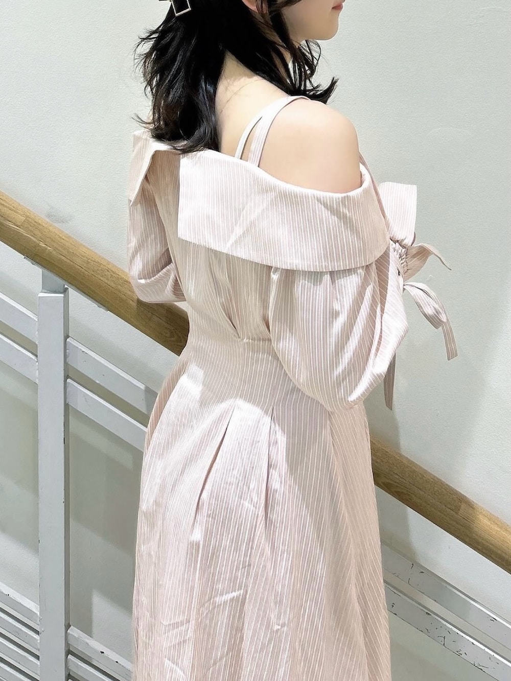 ホワイト系のブーツ、ピンク系のシャツワンピースを着用したレディースの春コーディネートの8枚目の写真