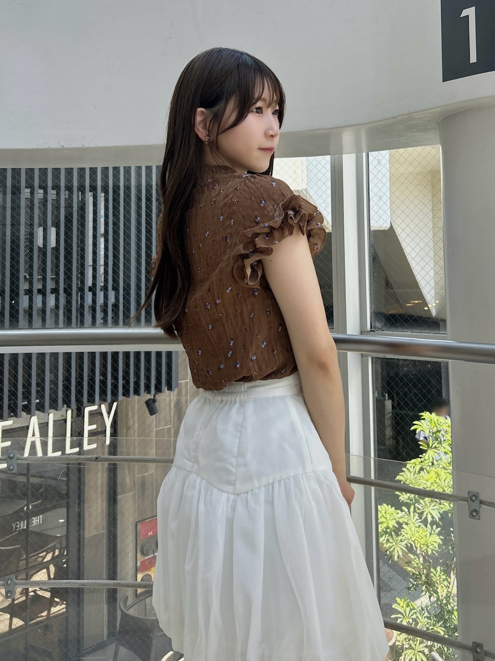 ホワイト系のサンダル、ブラウン系のシャツ/ブラウス、ホワイト系のスカートを着用したレディースの夏コーディネートの10枚目の写真