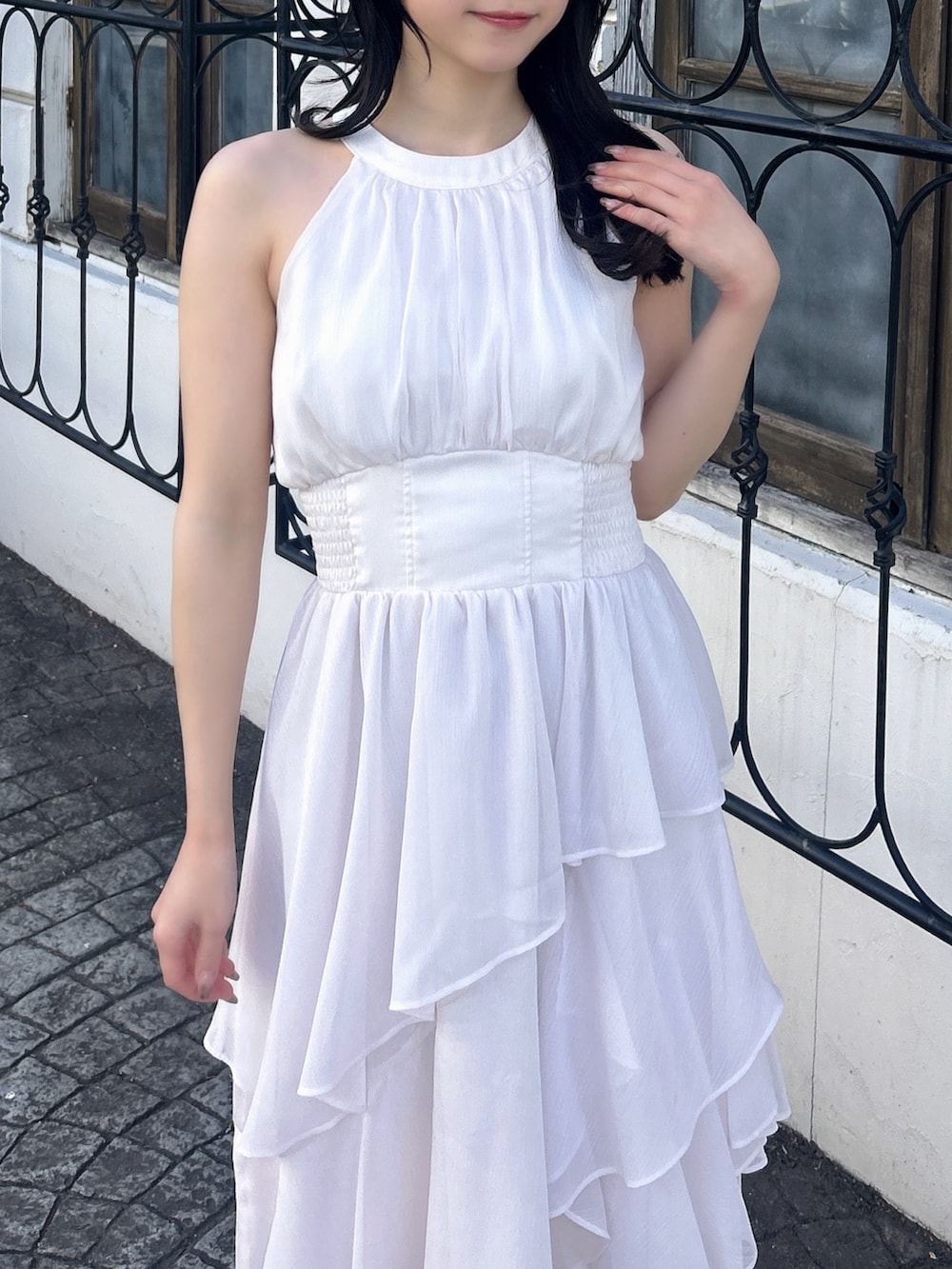 ピンク系のワンピースを着用したレディースの春コーディネートの9枚目の写真