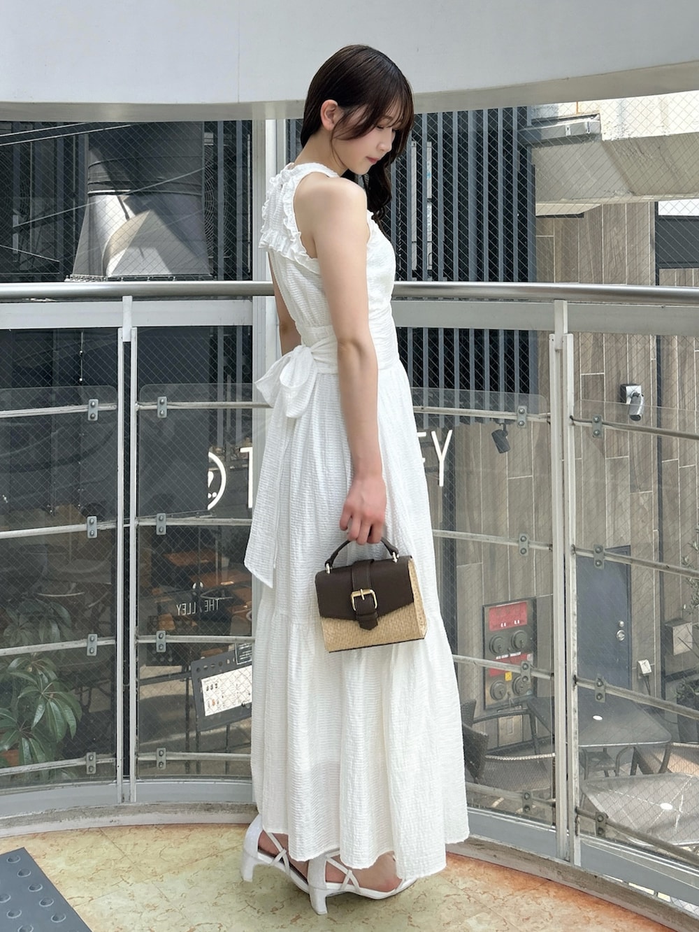 ホワイト系のワンピース、ホワイト系のワンピース、ホワイト系のサンダルを着用したレディースの夏コーディネートの4枚目の写真