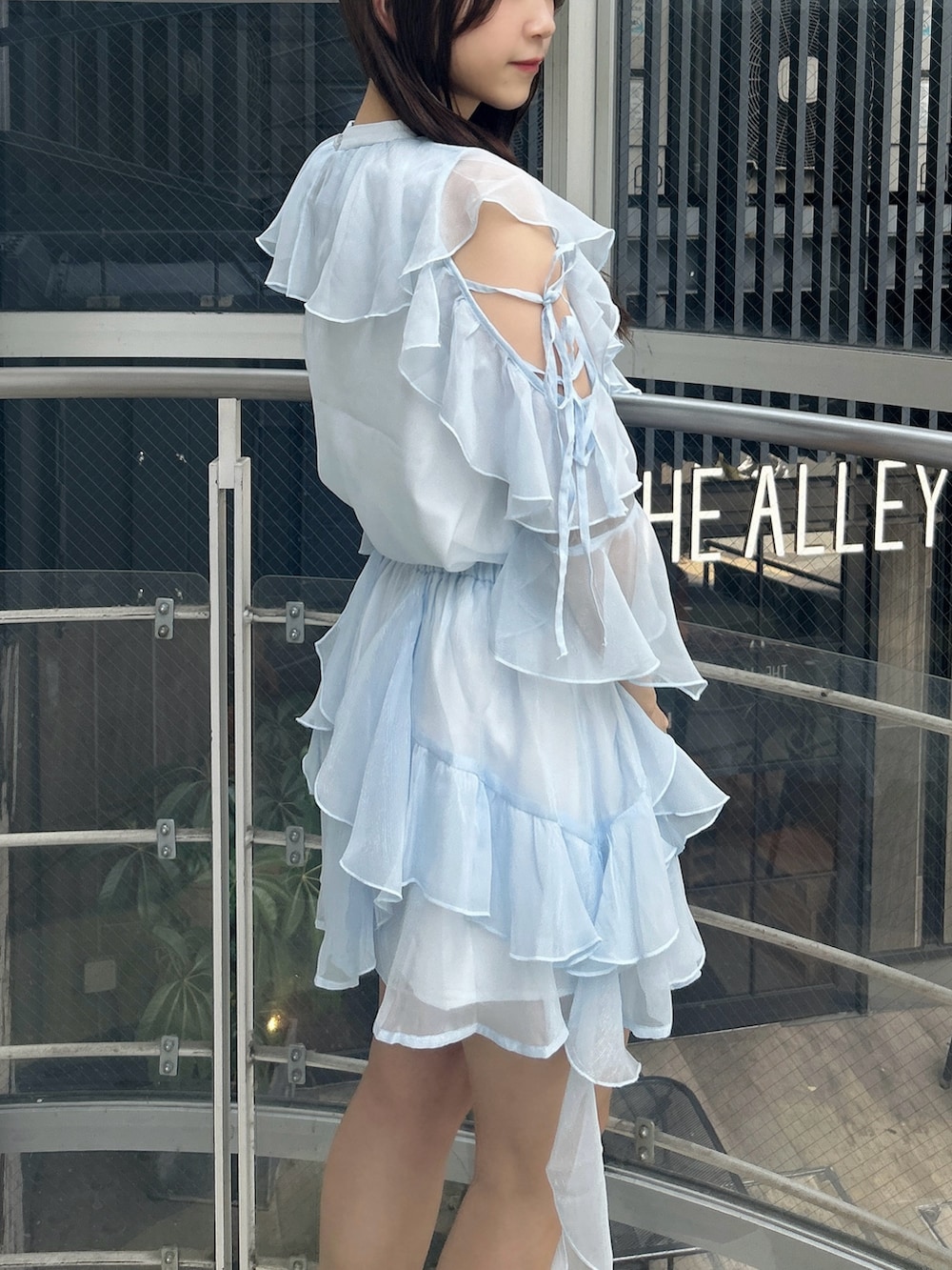 ブルー系のシャツ/ブラウス、ブルー系のスカート、ホワイト系のサンダルを着用したレディースの秋コーディネートの9枚目の写真