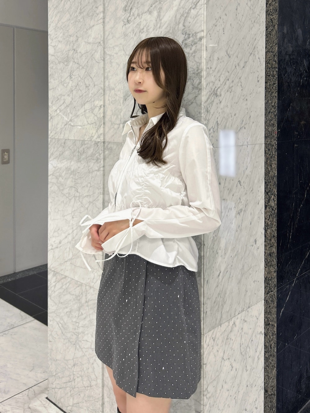 ホワイト系のシャツ/ブラウス、その他のスカート、ブラック系のブーツを着用したレディースの春コーディネートの7枚目の写真