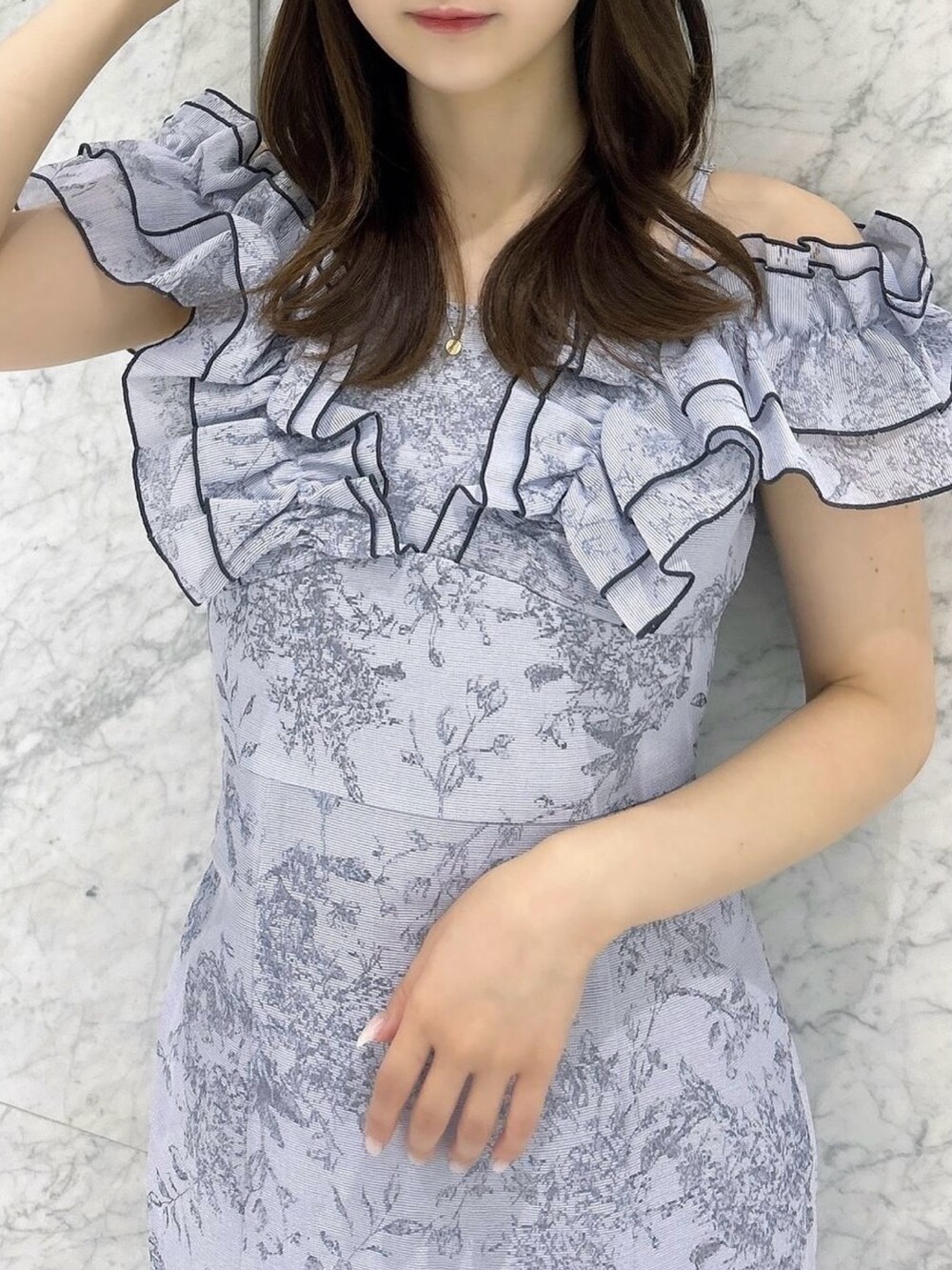 ホワイト系のパンプス、ブルー系のワンピースを着用したレディースの夏コーディネートの8枚目の写真