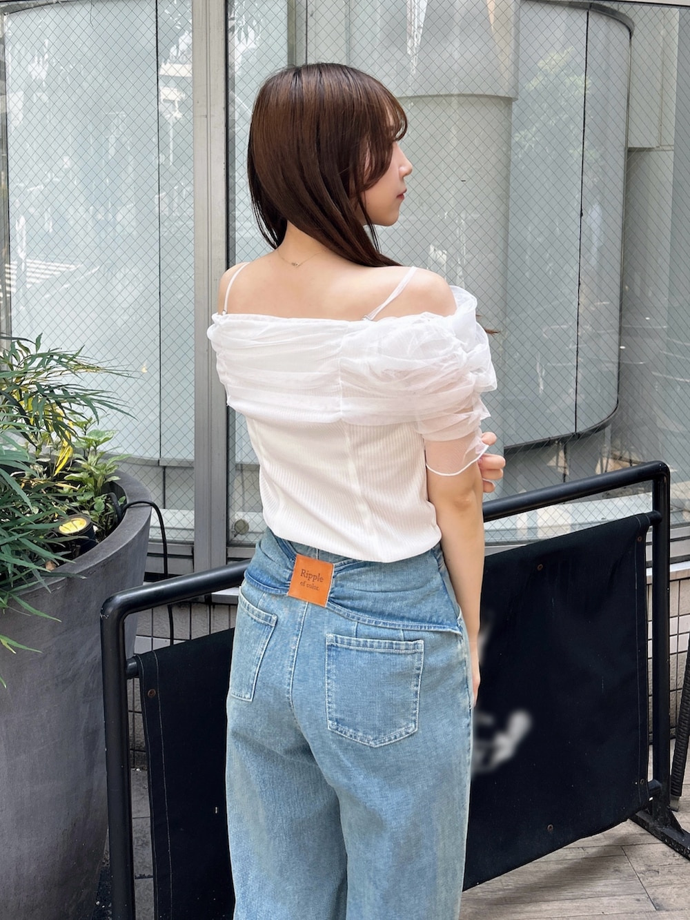 ホワイト系のTシャツ/カットソー、ブルー系のデニムパンツ、ブラウン系のサンダルを着用したレディースの夏コーディネートの10枚目の写真