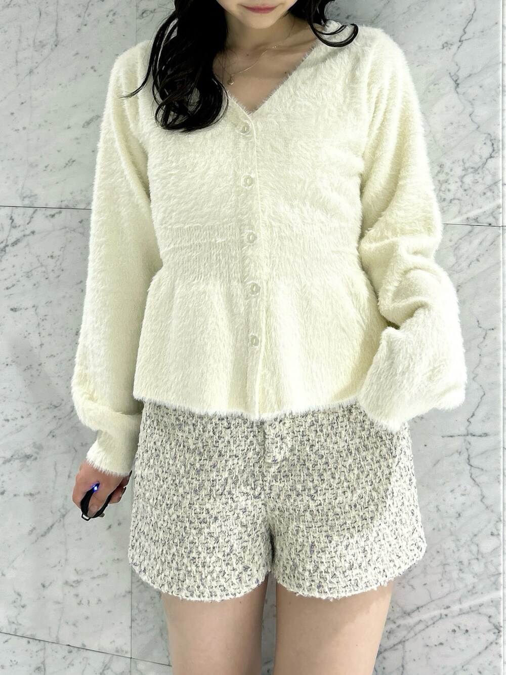 ホワイト系のニット/セーター、ベージュ系のその他パンツ、その他のブーツを着用したレディースの秋コーディネートの9枚目の写真