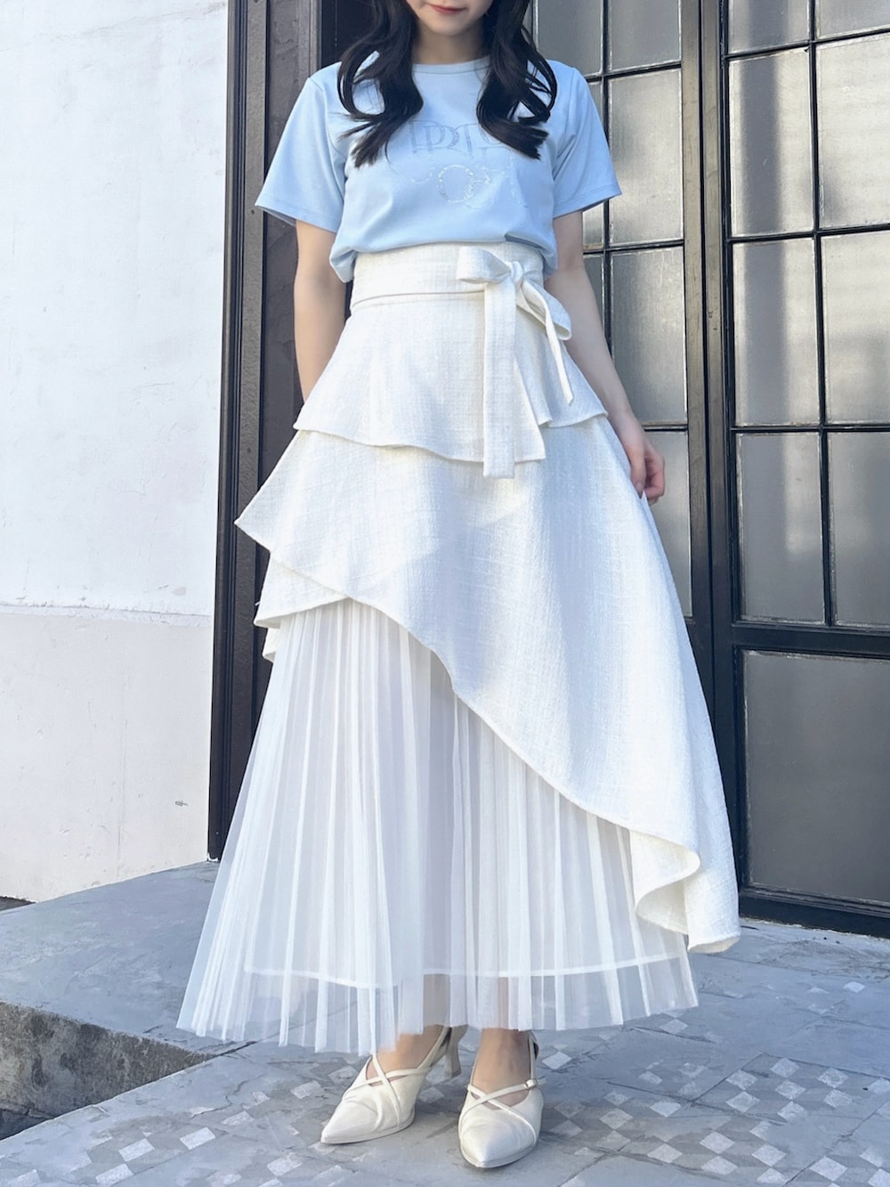 ブルー系のTシャツ/カットソー、ホワイト系のスカート、ホワイト系のパンプスを着用したレディースの春コーディネートの3枚目の写真