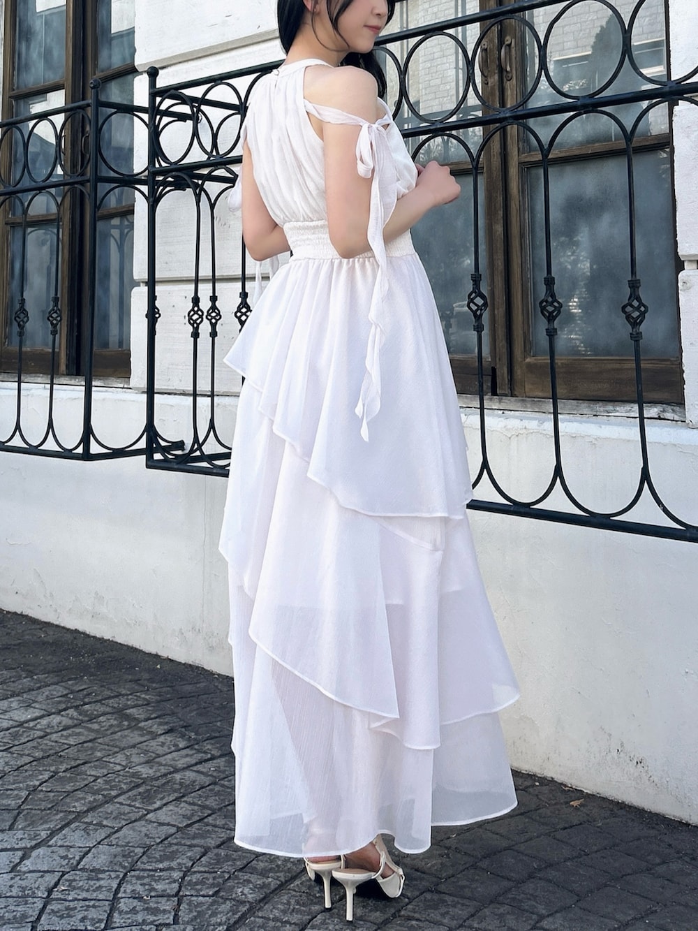 ピンク系のワンピースを着用したレディースの春コーディネートの5枚目の写真