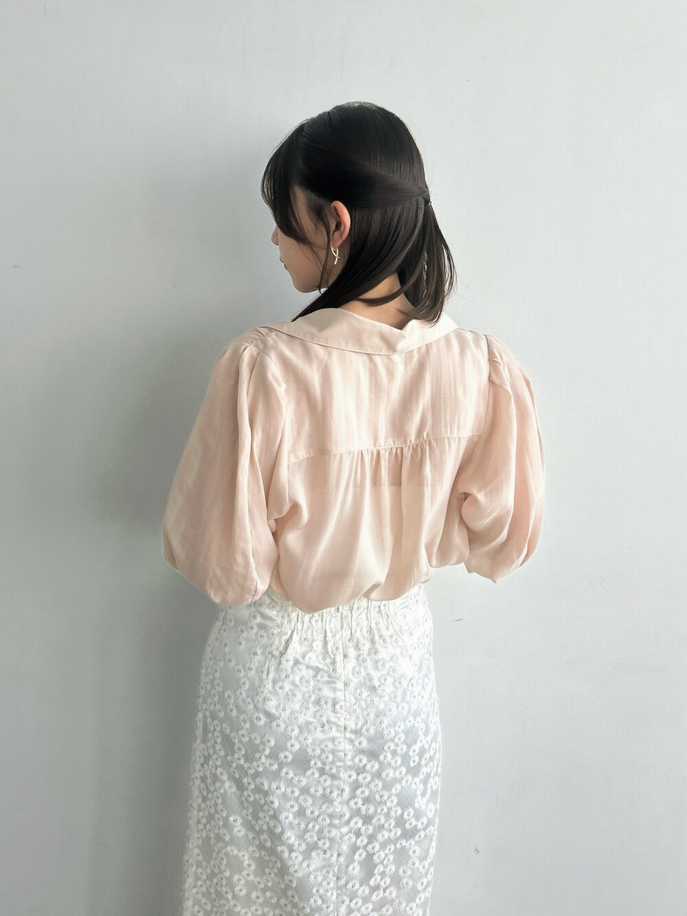 ホワイト系のスカート、ピンク系のシャツ/ブラウスを着用したレディースの春コーディネートの10枚目の写真