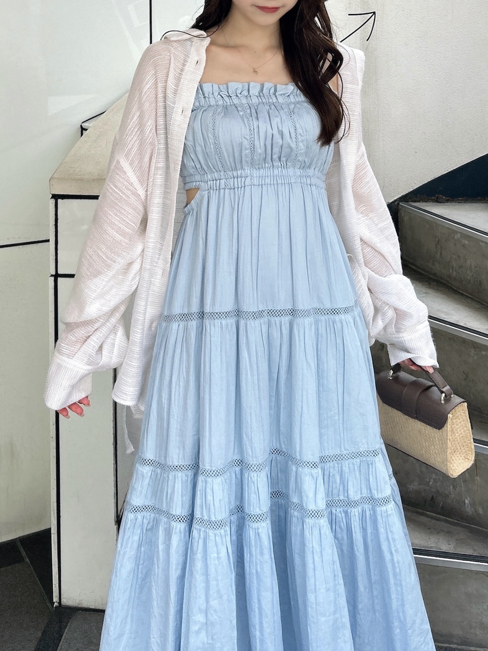 ホワイト系のシャツ/ブラウス、ブルー系のワンピース、ホワイト系のサンダルを着用したレディースの夏コーディネートの7枚目の写真