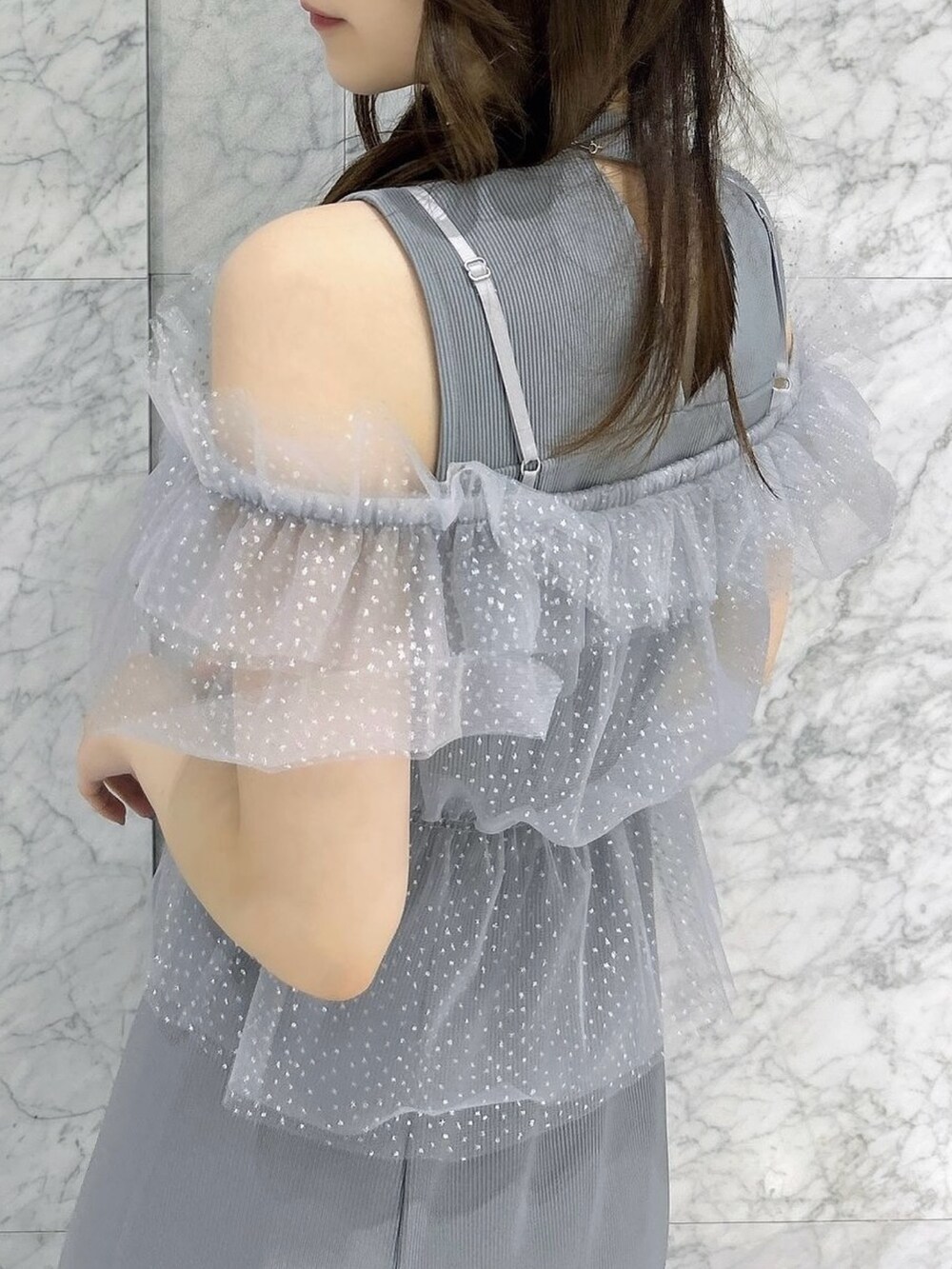 グレー系のワンピース、ホワイト系のパンプスを着用したレディースの夏コーディネートの8枚目の写真