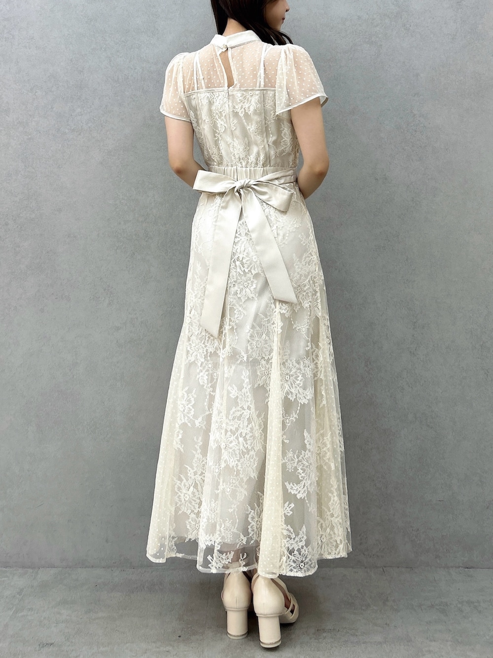 ホワイト系のドレス、ホワイト系のサンダルを着用したレディースの冬コーディネートの5枚目の写真