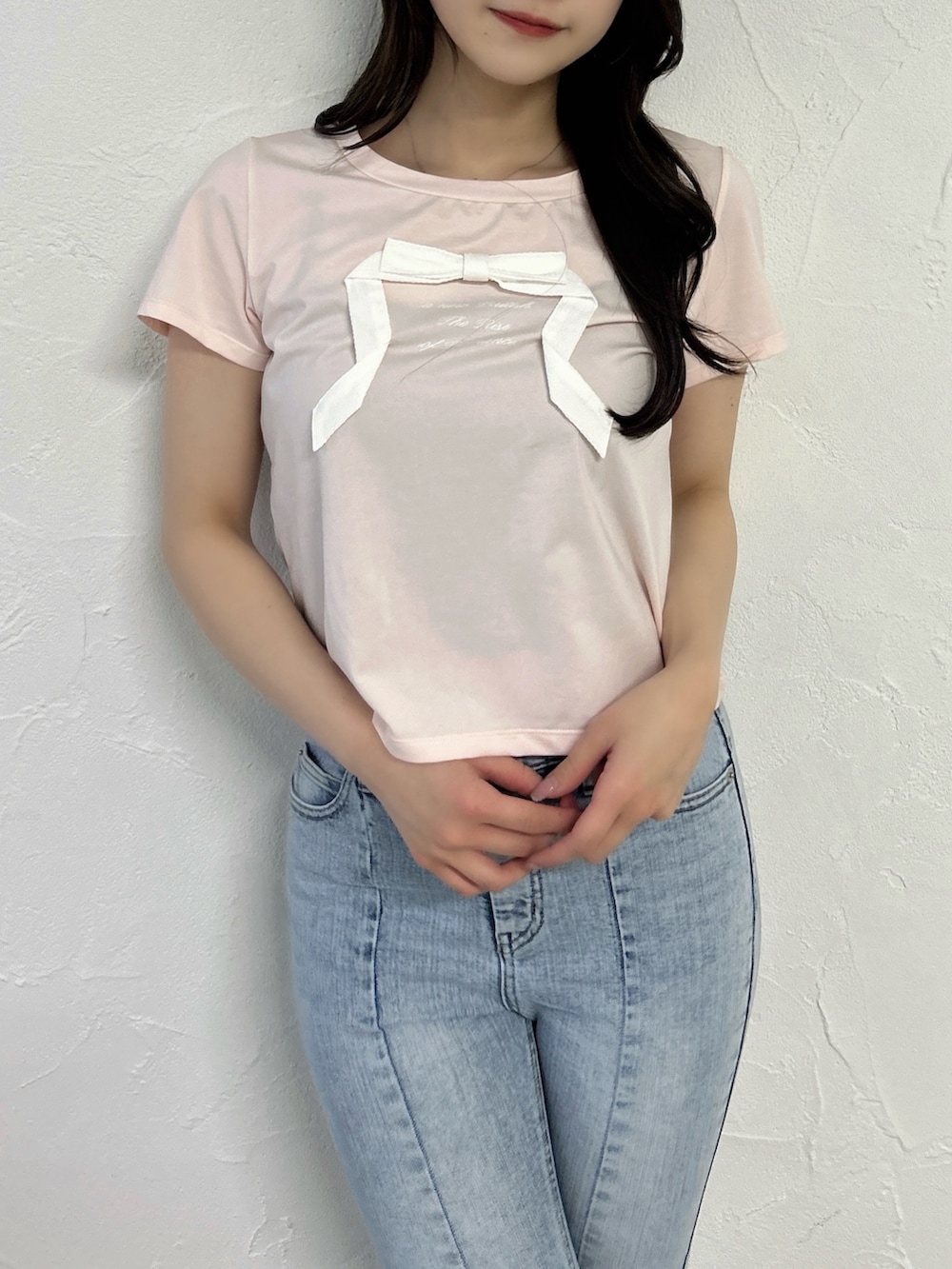 ピンク系のTシャツ/カットソー、ブルー系のデニムパンツ、ホワイト系のサンダルを着用したレディースの夏コーディネートの4枚目の写真
