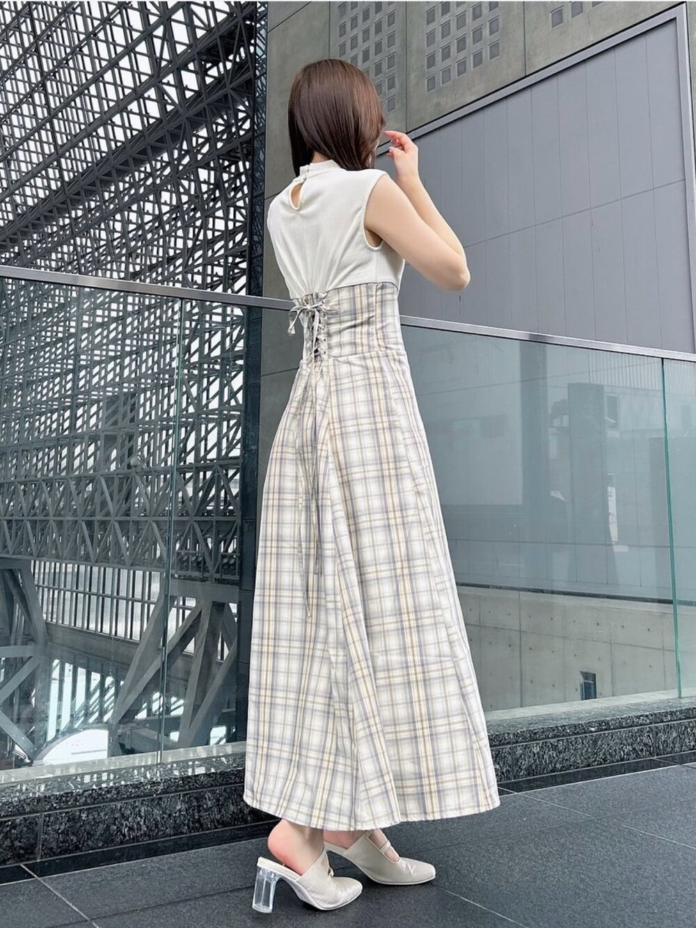 ホワイト系のパンプス、ホワイト系のワンピースを着用したレディースの夏コーディネートの5枚目の写真