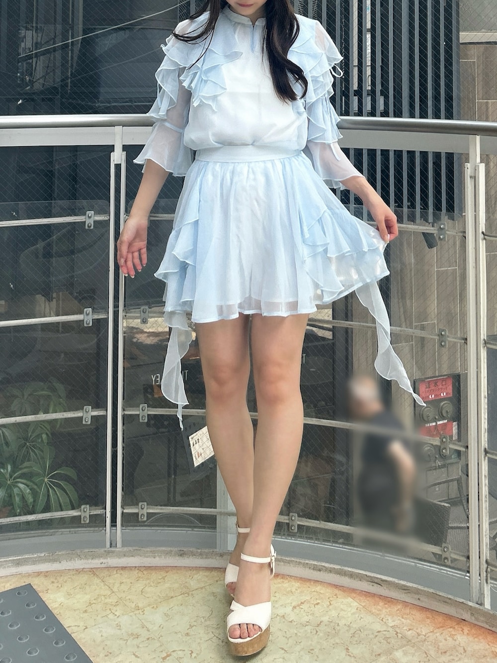 ブルー系のシャツ/ブラウス、ブルー系のスカート、ホワイト系のサンダルを着用したレディースの秋コーディネートの4枚目の写真