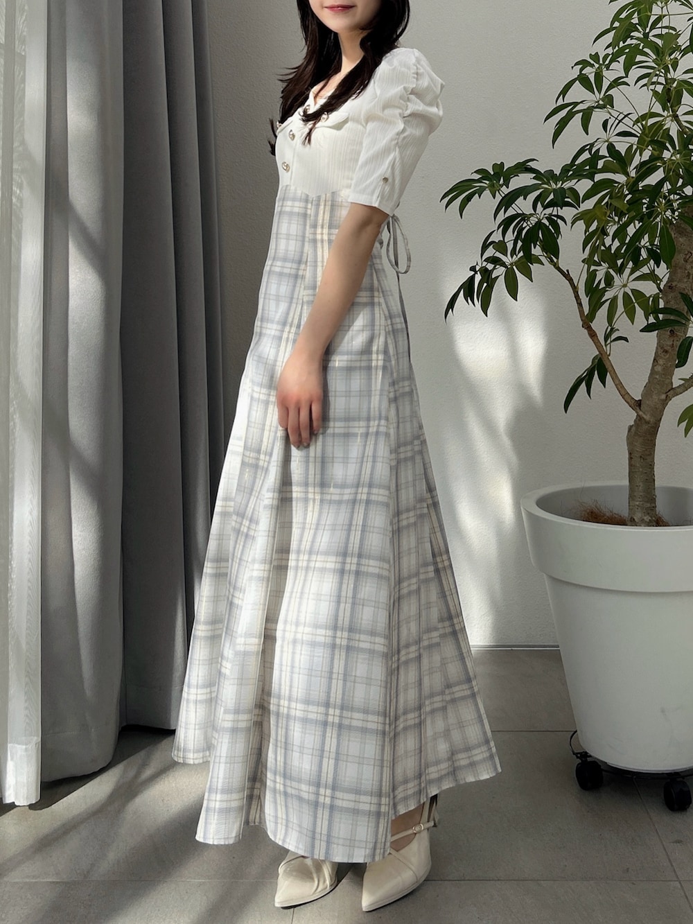 ホワイト系のワンピース、ホワイト系のパンプスを着用したレディースの冬コーディネートの4枚目の写真