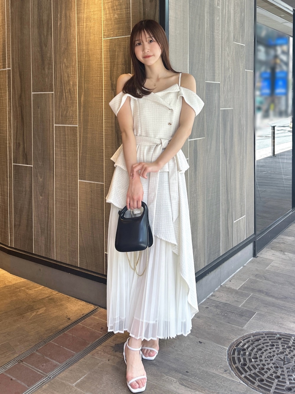 ホワイト系のワンピース、ホワイト系のサンダルを着用したレディースの秋コーディネートの4枚目の写真