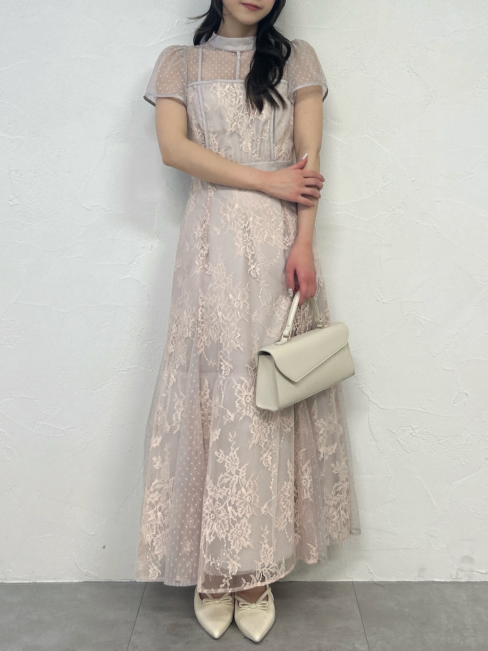 ピンク系のドレスを着用したレディースの冬コーディネートの2枚目の写真