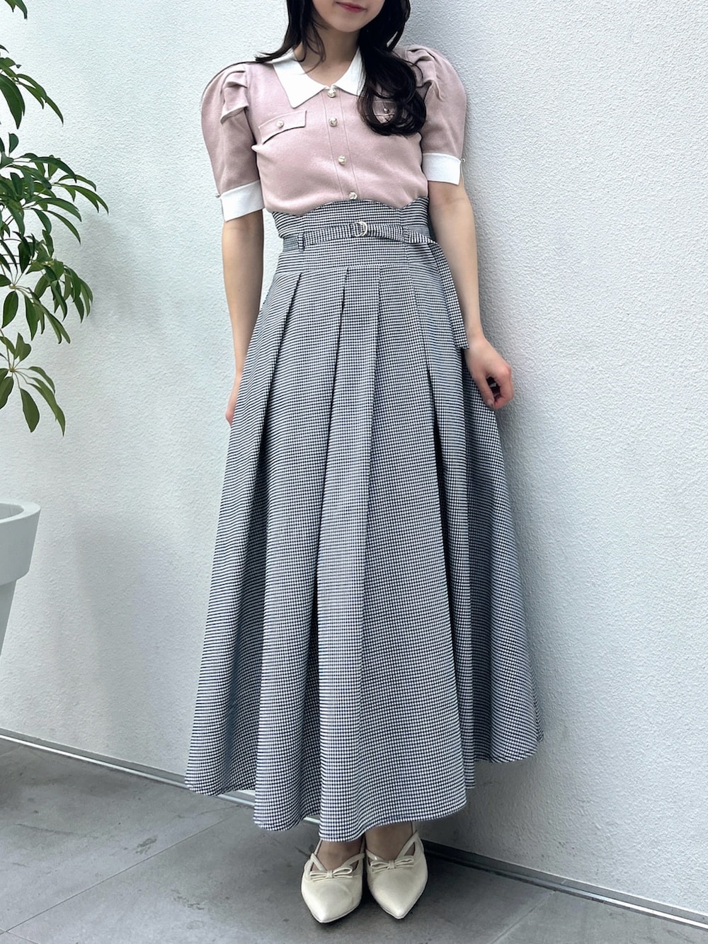 ピンク系のニット/セーター、その他のスカートを着用したレディースの冬コーディネートの2枚目の写真