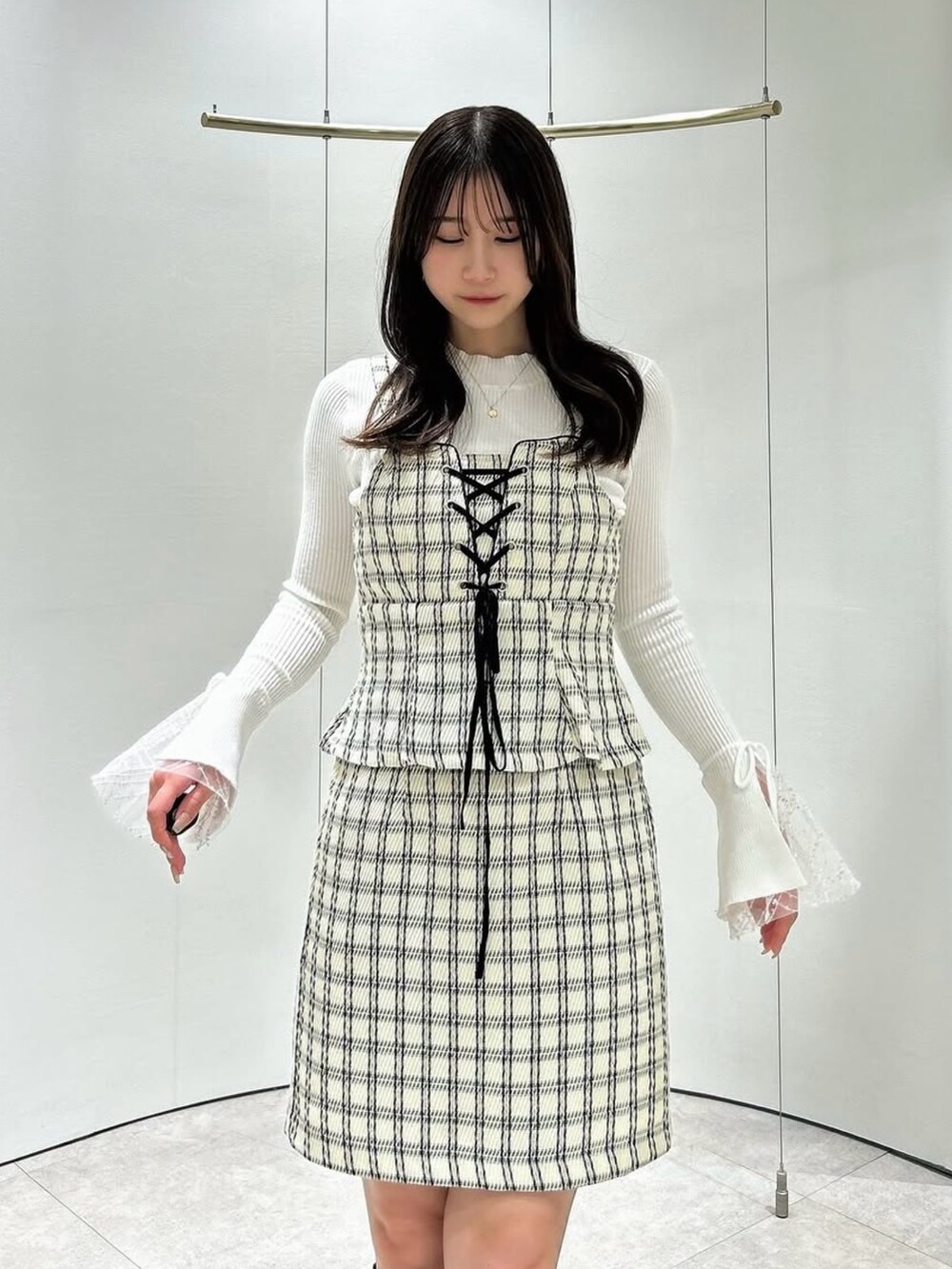 ホワイト系のニット/セーター、ホワイト系のワンピース、その他のブーツを着用したレディースの冬コーディネートの7枚目の写真