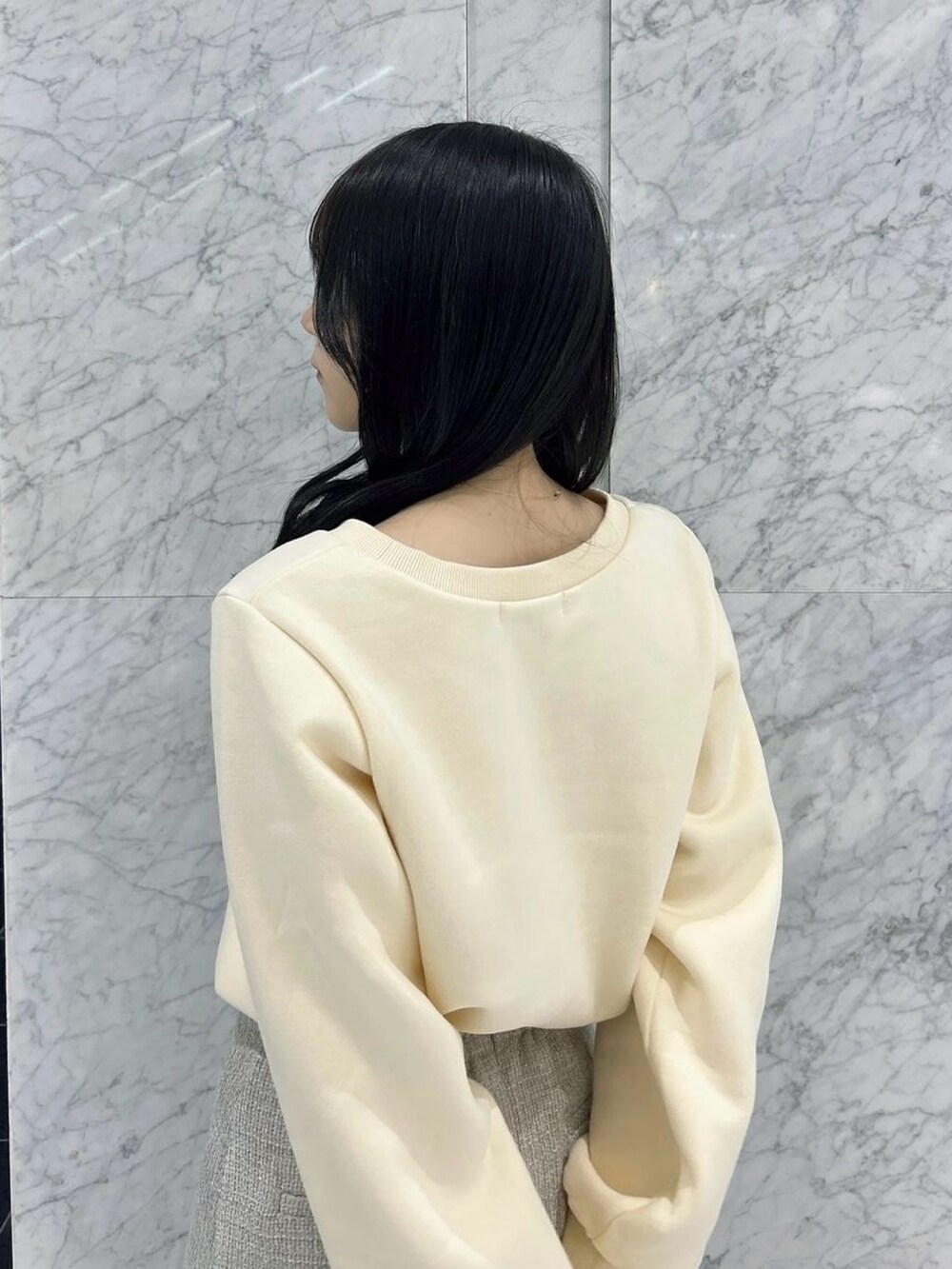 その他のブーツ、イエロー系のスウェット、グレー系のスカートを着用したレディースの秋コーディネートの9枚目の写真