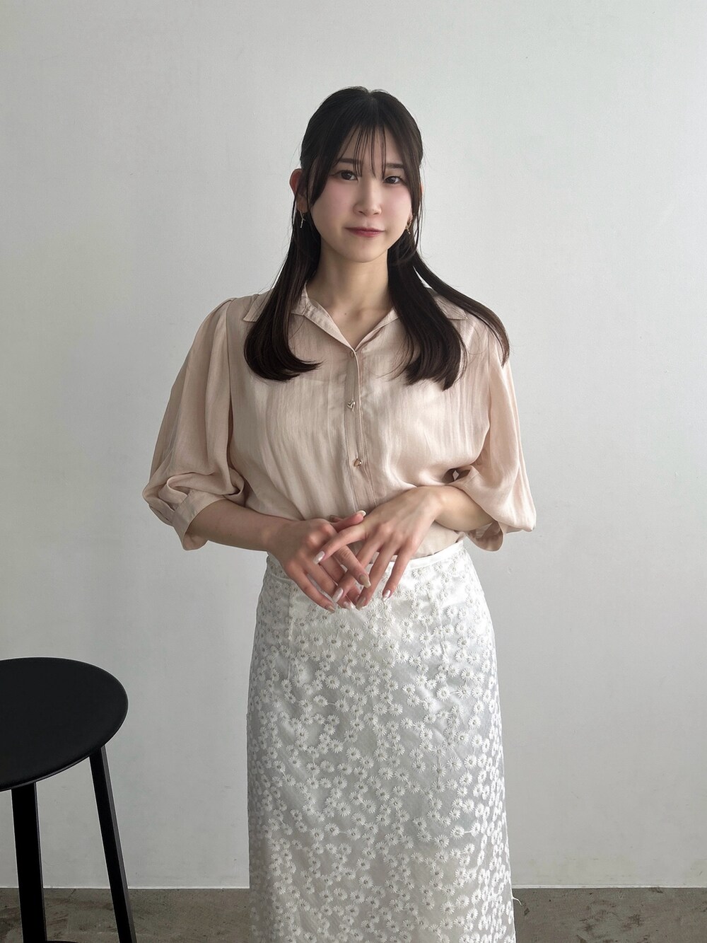 ホワイト系のスカート、ピンク系のシャツ/ブラウスを着用したレディースの春コーディネートの6枚目の写真