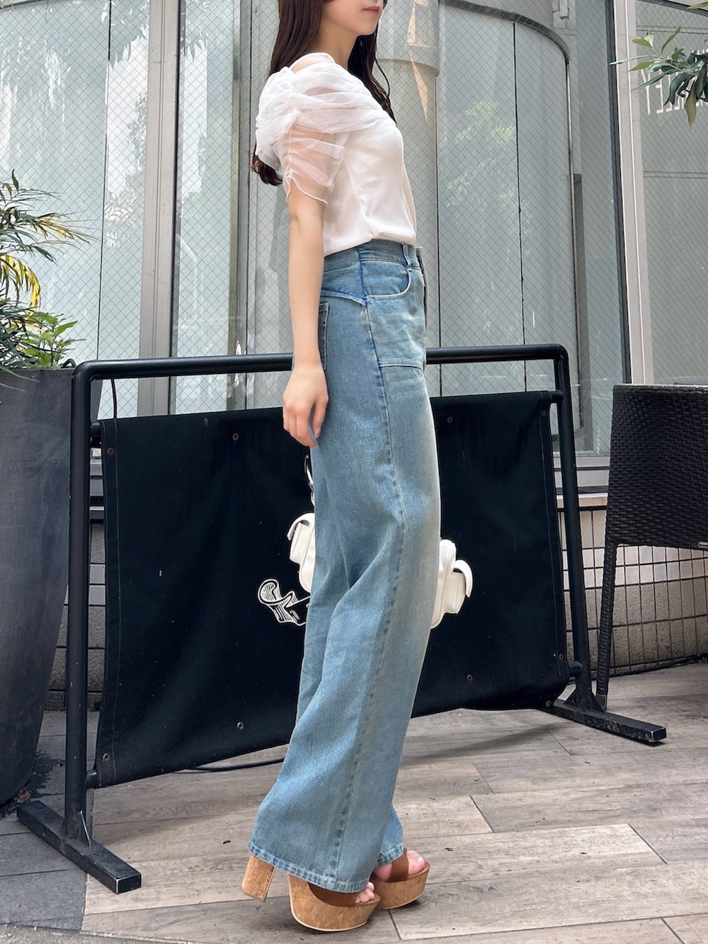 ホワイト系のTシャツ/カットソー、ブルー系のデニムパンツ、ブラウン系のサンダルを着用したレディースの夏コーディネートの4枚目の写真